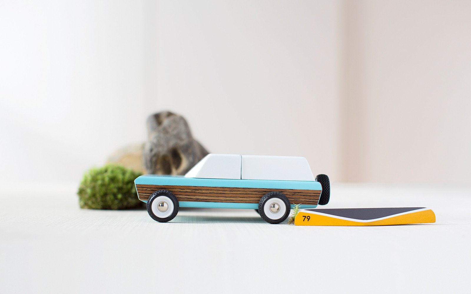 Candylab Toys bil Pioneer Träleksak blå Valnöt